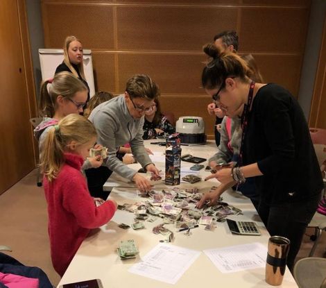 liczenie pieniędzy w sztabie WOŚP w Edipresse