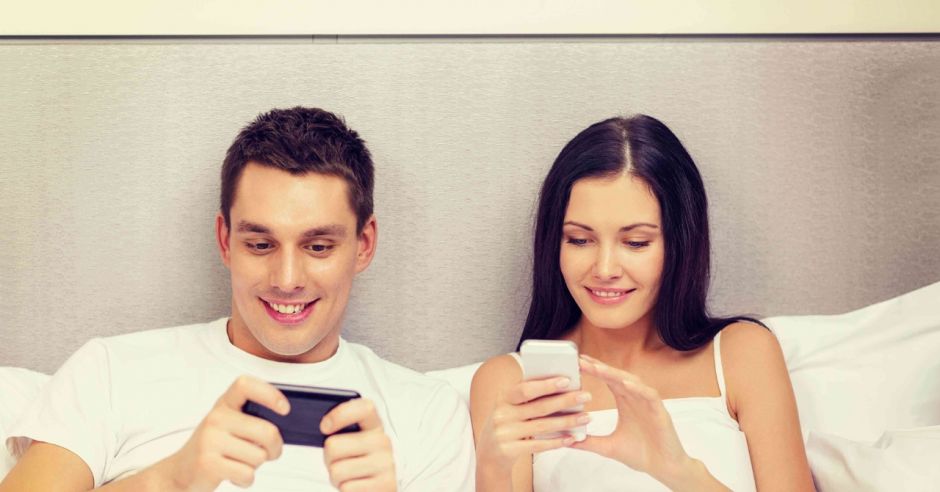 łóżko, kobieta, mężczyzna, telefon, smartfon