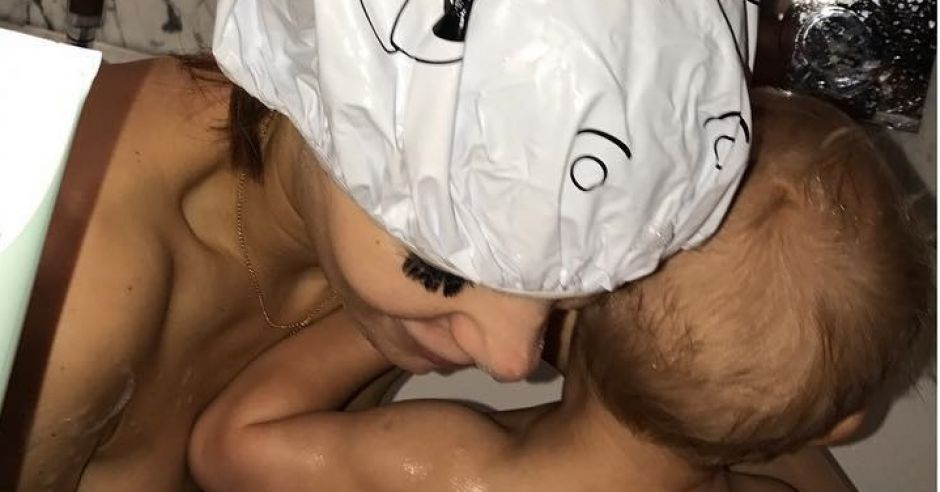 Maja Bohosiewicz kąpie się z synem