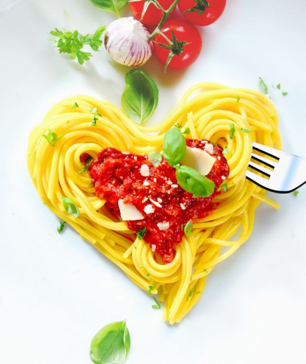 makaron, spaghetti, sos, serce, walentynki