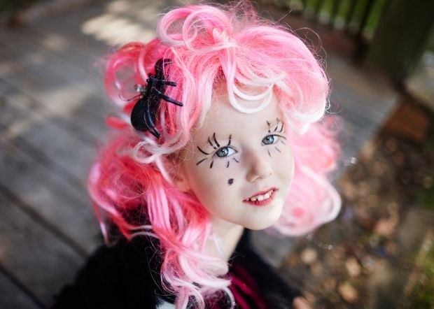 makijaż na halloween dla dziecka wiedźma z różowymi włosami DIY