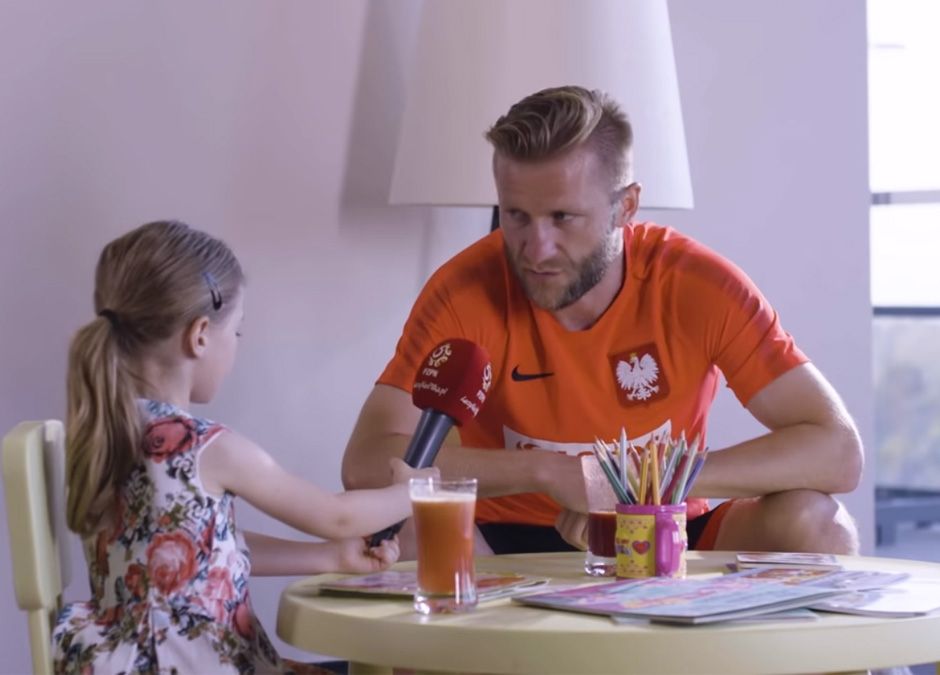 mała dziewczynka przeprowadza wywiad z piłkarzami HIT