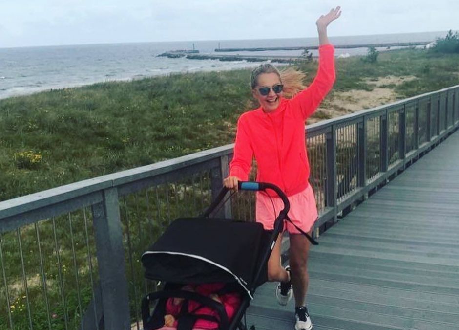 Małgorzata Socha biega z wózkiem nad morzem