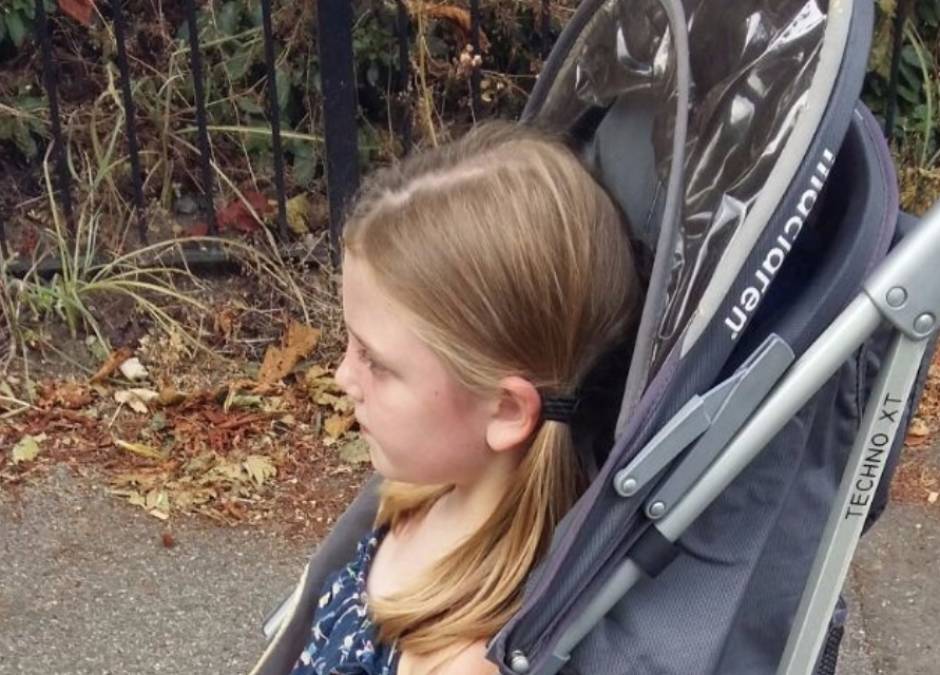 Mama broni 5-letniej córki, która jeździ w wózku