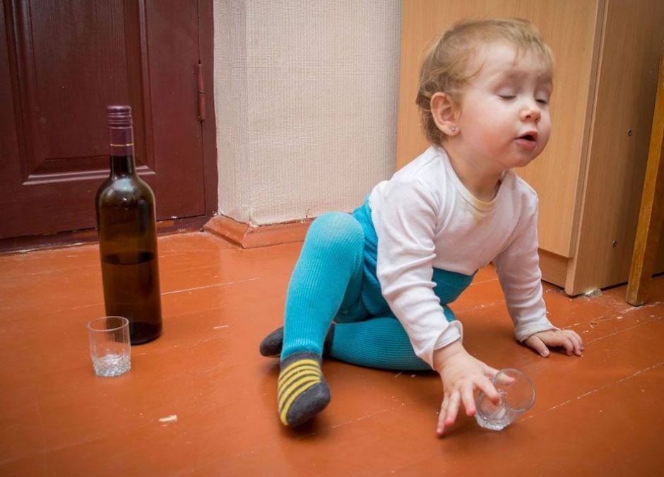 mama dala 2-letniemu dziecku alkohol do pocia