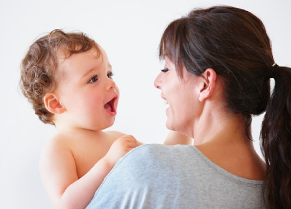 6 miesięczne dziecko śmieje się do mamy