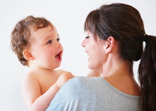 6 miesięczne dziecko śmieje się do mamy