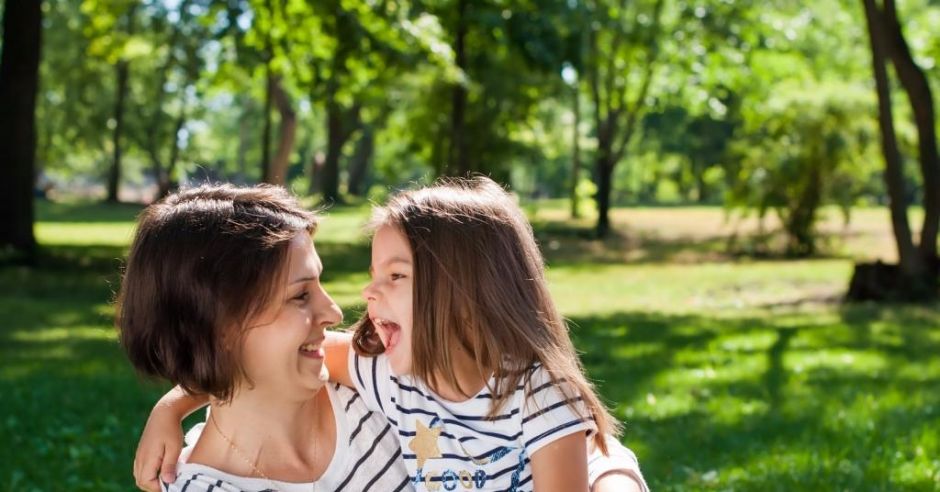 Mama i córka bawią się na świeżym powietrzu