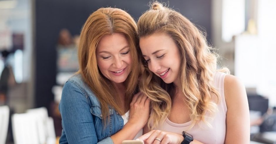 mama i córka oglądają w telefonie aplikację
