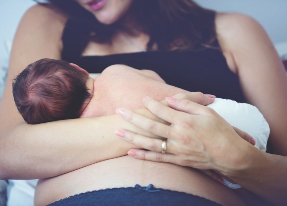 mama karmi dziecko pierwszy raz w domu