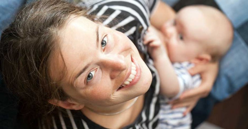 Mama karmi piersią dziecko