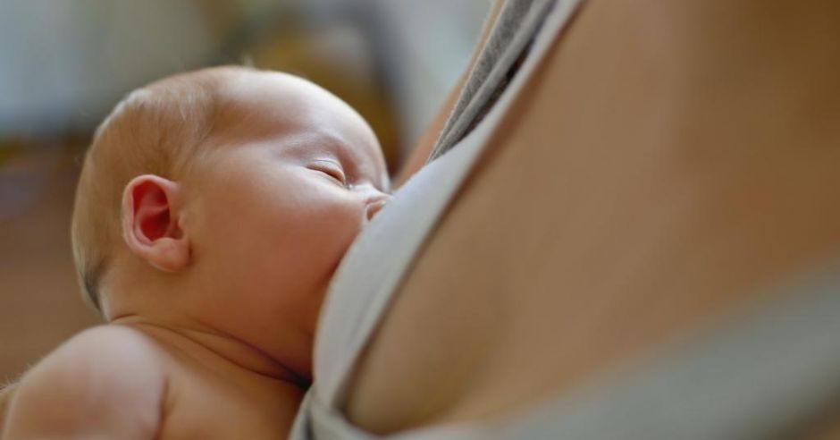 Mama karmi piersią niemowlaka