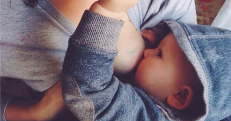 Mama karmiąca piersią cudze dziecko