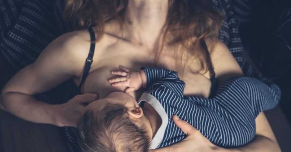 Mama karmiąca piersią niemowlaka