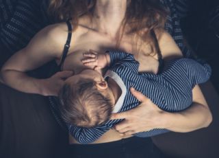 Mama karmiąca piersią niemowlaka
