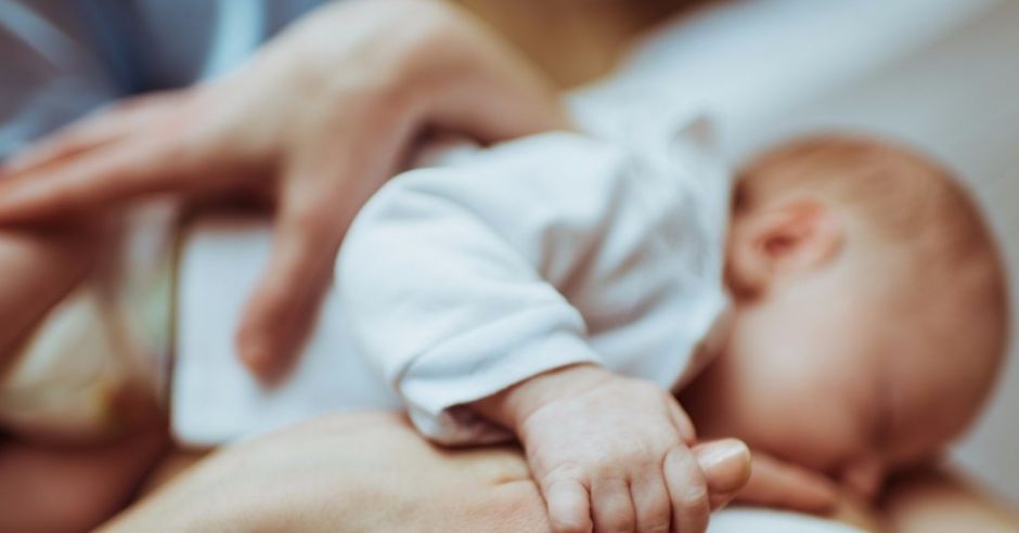 Mama karmiąca piersią niemowlę