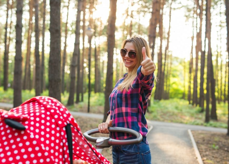 mama na spacerze z wózkiem z akcesoriami