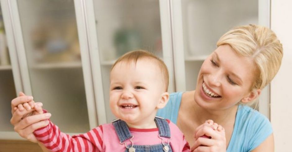 mama, niania, niemowlę, uśmiech, zabawa