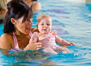 mama, niemowlę, basen