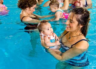 mama, niemowlę, basen, pływać