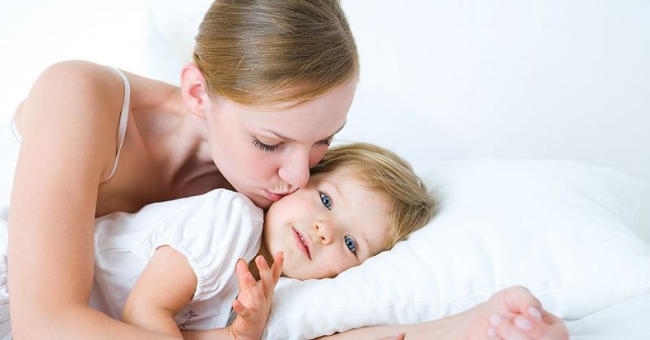 mama, niemowlę, całus, łóżko