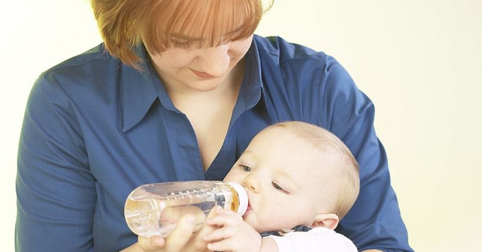 mama, niemowlę, karmienie butelką, butelka, pić