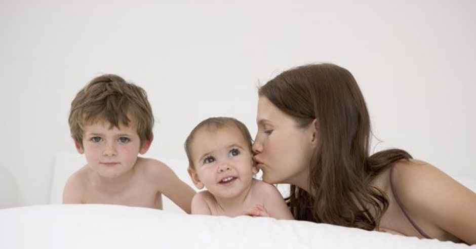 mama, niemowlę, maluch, całus