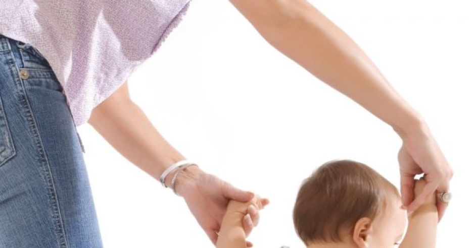 mama, niemowlę, nauka chodzenia