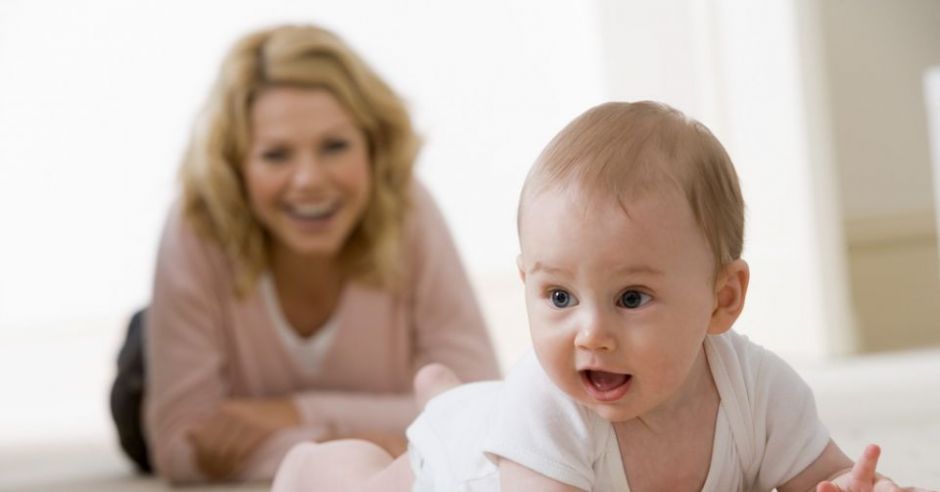 mama, niemowlę, raczkowanie