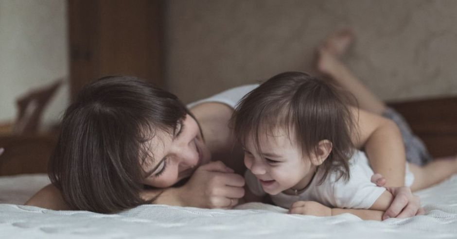 Mama patrzy na córeczkę i przypomina sobie swoje dzieciństwo