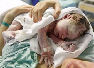 Mama pierwszy raz przytula nowo narodzone dziecko