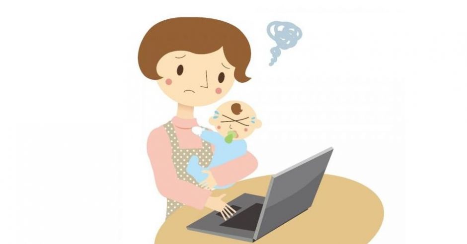 Mama przy komputerze z dzieckiem na rękach