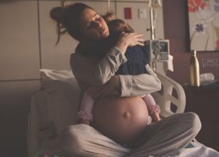 Mama przytula córeczkę przed narodzinami drugiego dziecka
