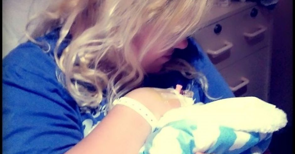 Mama przytula swoje nowo narodzone dziecko