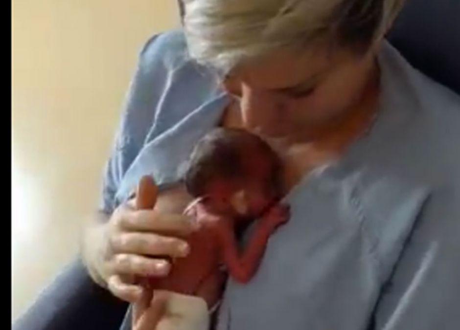 mama przytula wcześniaka wideo