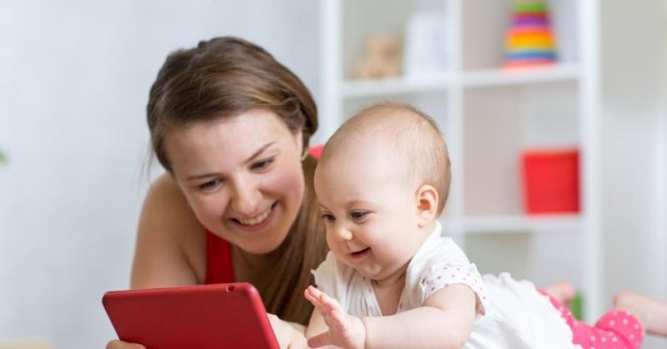 Mama publikuje zdjęcie dziecka na Facebooku