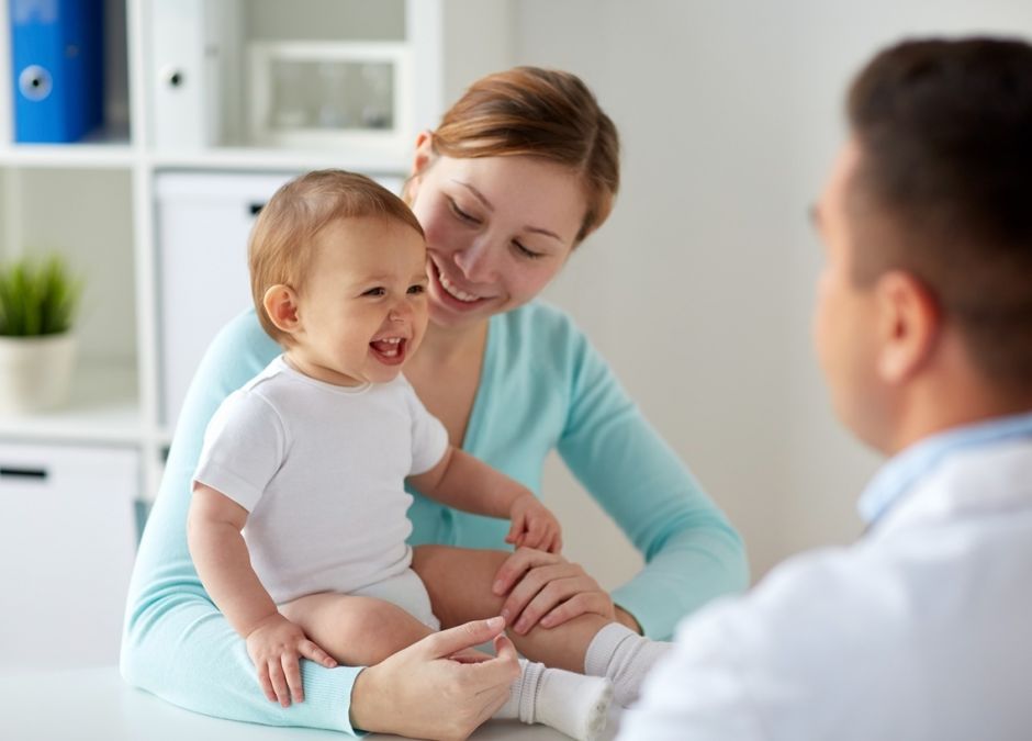 mama radzi się lekarza w sprawie szczepień