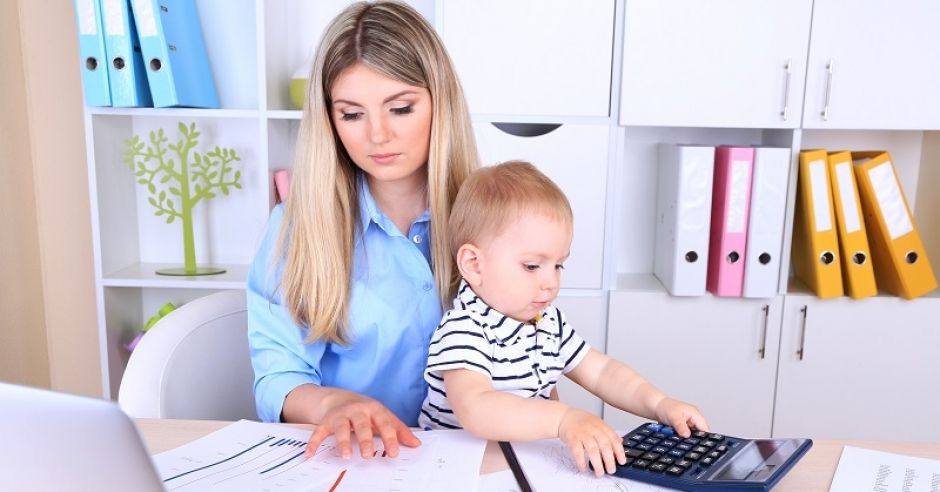 mama w pracy, dziecko, pracująca mama