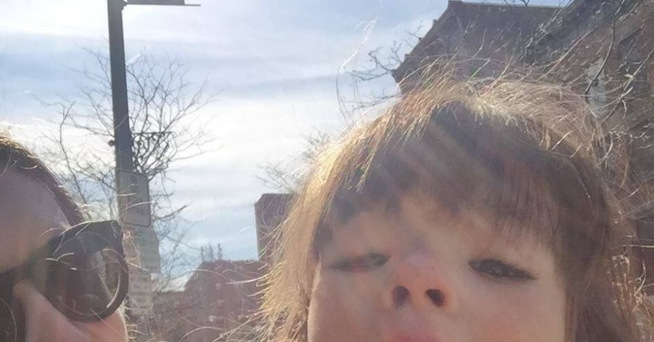 Mama wciąż kąpie się w wannie z 5-letnią córeczką
