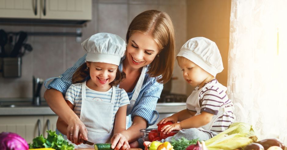 mama z dziećmi w kuchni