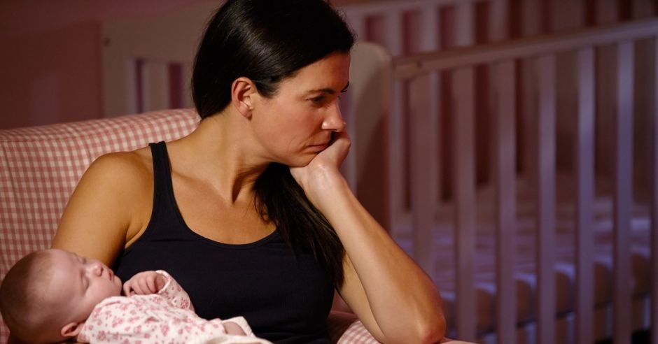 Mama z niemowlęciem podczas usypiania