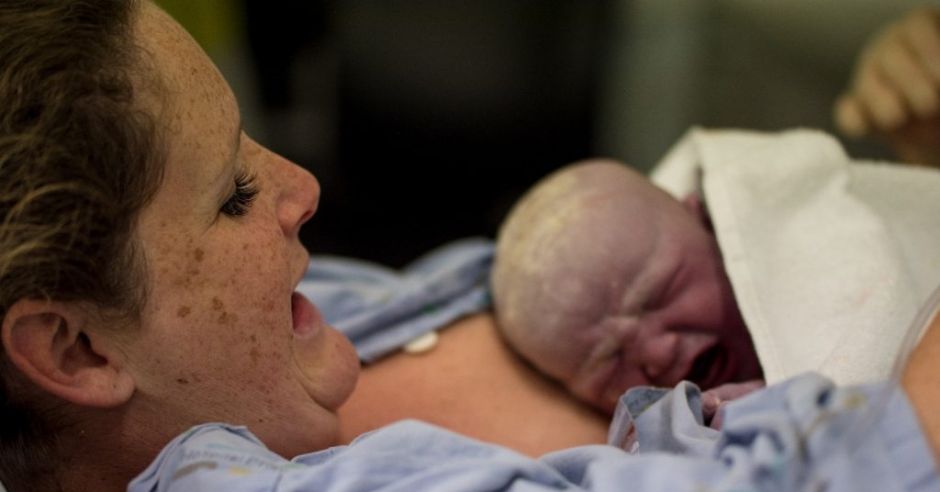 Mama z noworodkiem na porodówce