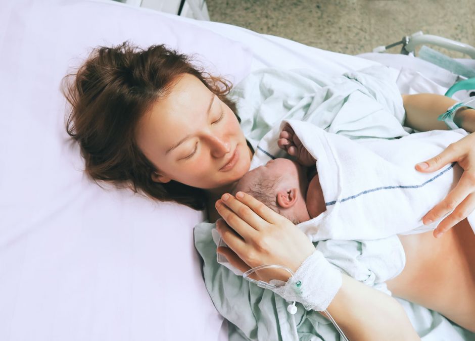 Mama z noworodkiem w szpitalu