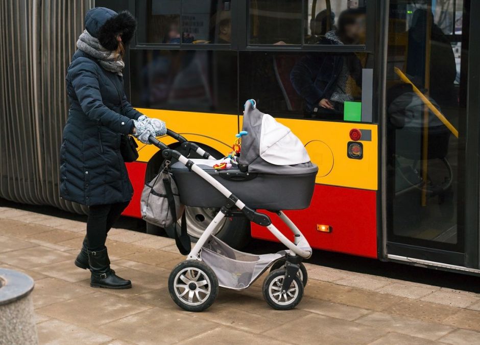 mama z wózkiem wyporoszona z autobusu