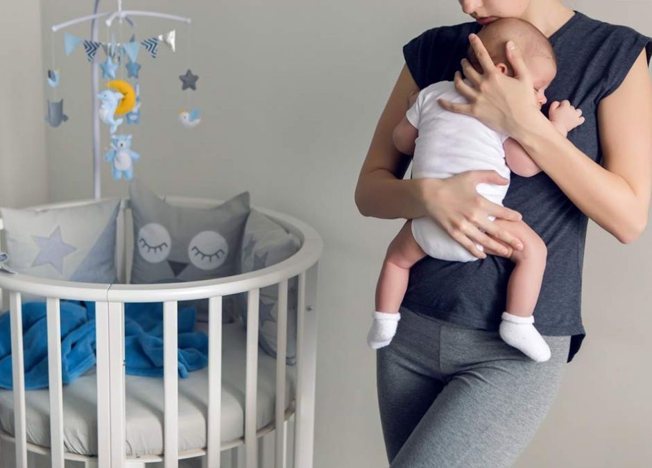 mama ze śpiącym dzieckiem