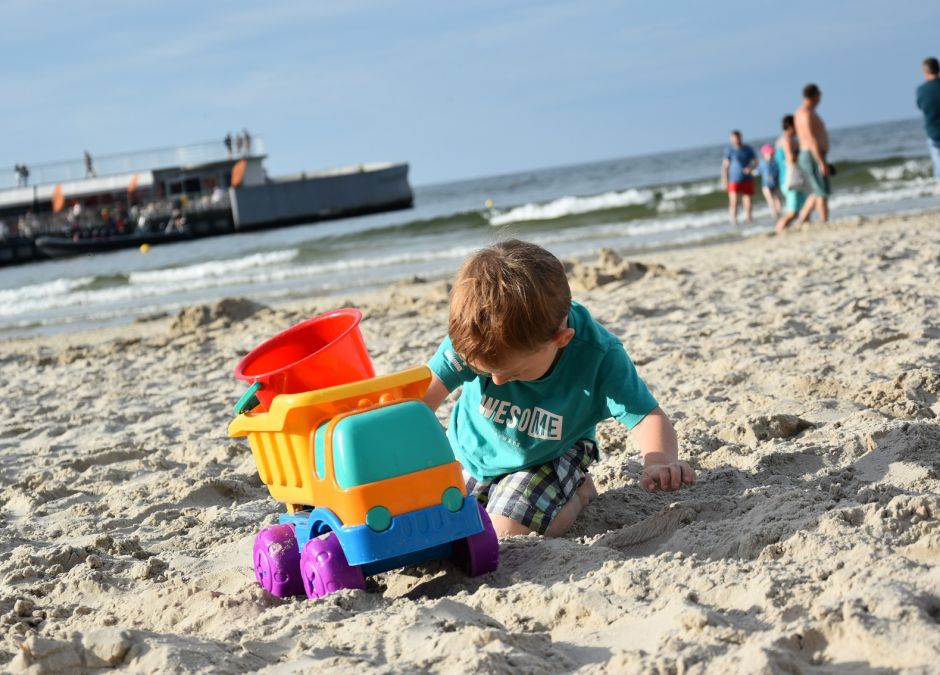 Mandat za siusianie dziecka na plaży? Ekspert rozwiewa wątpliwości