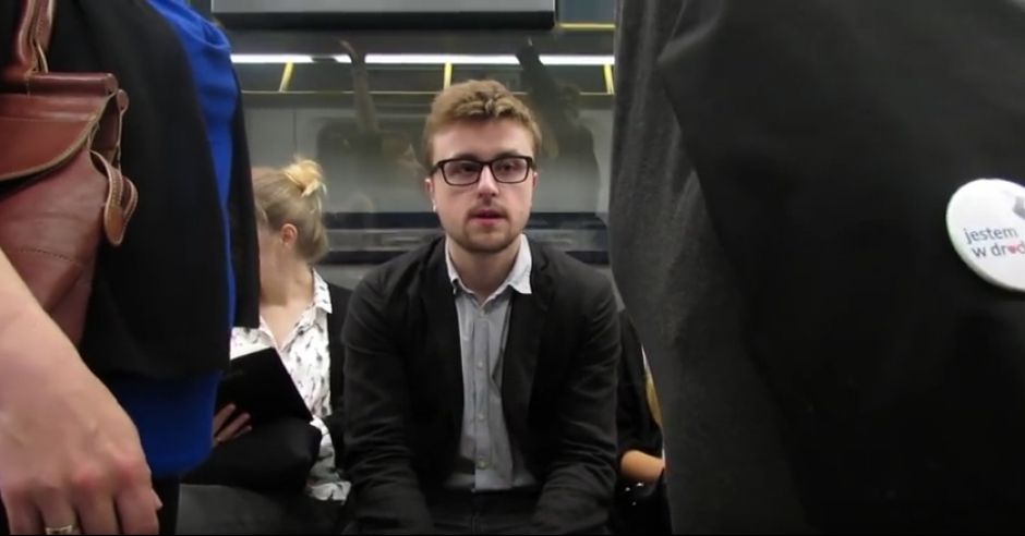 Mężczyzna zastanawia się czy kobiety w autobusie są w ciąży czy nie.