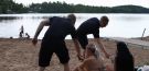 mężczyźni wyrywali komórki matkom z dziećmi przebywającymi na plaży