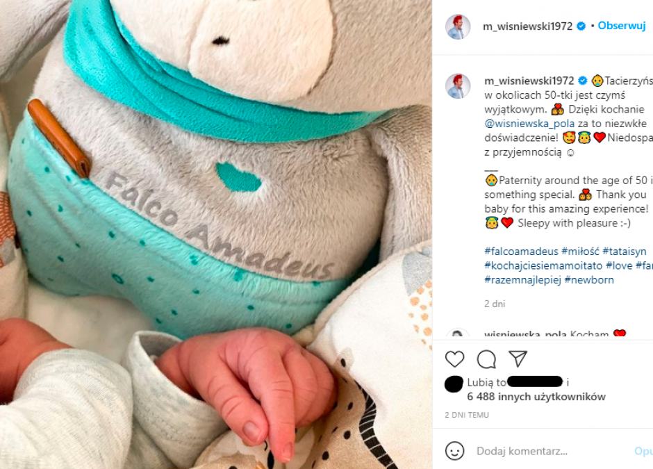 Michał Wiśniewski pokazuje wyprawkę synka