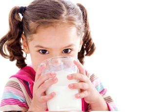 mleko dla dzieci, dziecko pije mleko, dieta dziecka, nabiał dla dzieci